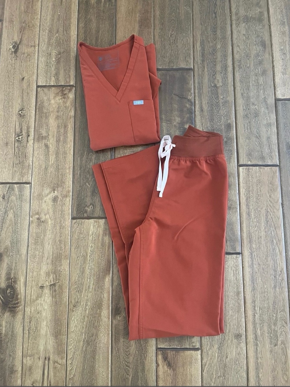 FIGS women’s auburn scrubs